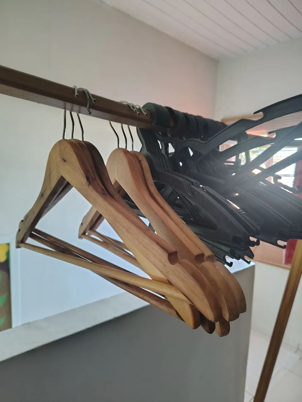 Arara c/ 6 cabides de madeira  - Foto 5