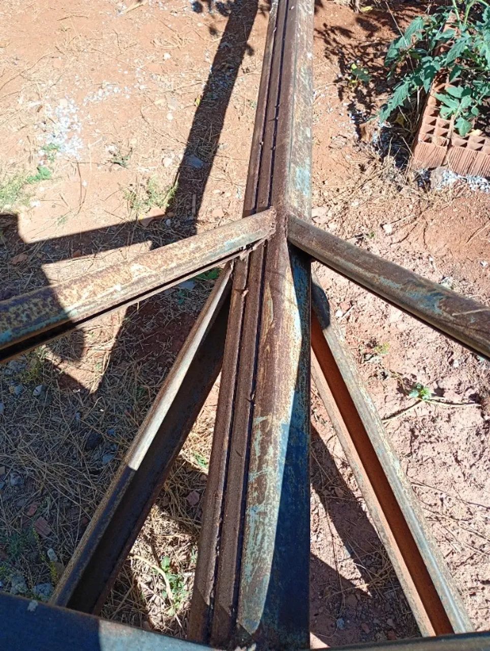 Pé de caixa d'água.