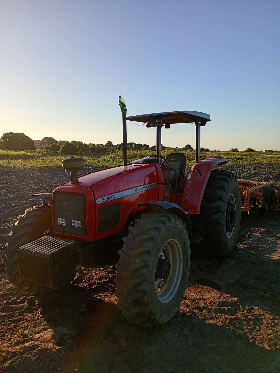 Trator Massey Ferguson 5320 4×4 e grade aradora 20 discos  - Foto 3