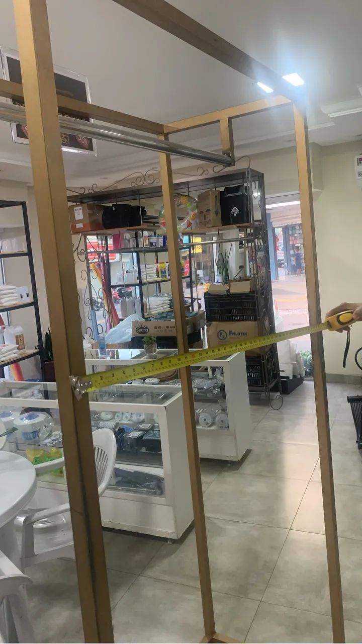 Arara expositora de roupas para loja - Com Rodinhas  - Foto 2