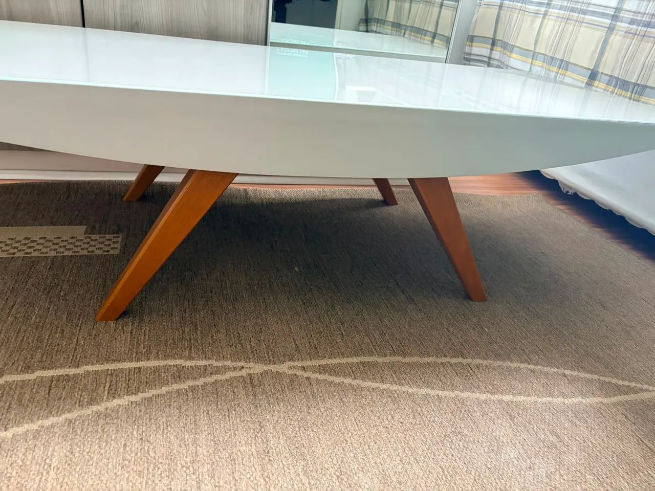 Mesa de centro laka branca, linda.