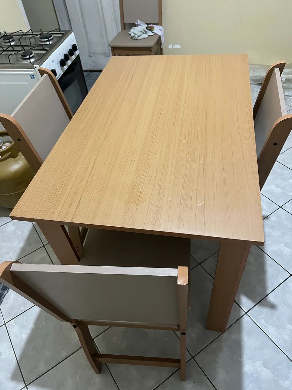 Mesa de madeira acompanha cadeiras