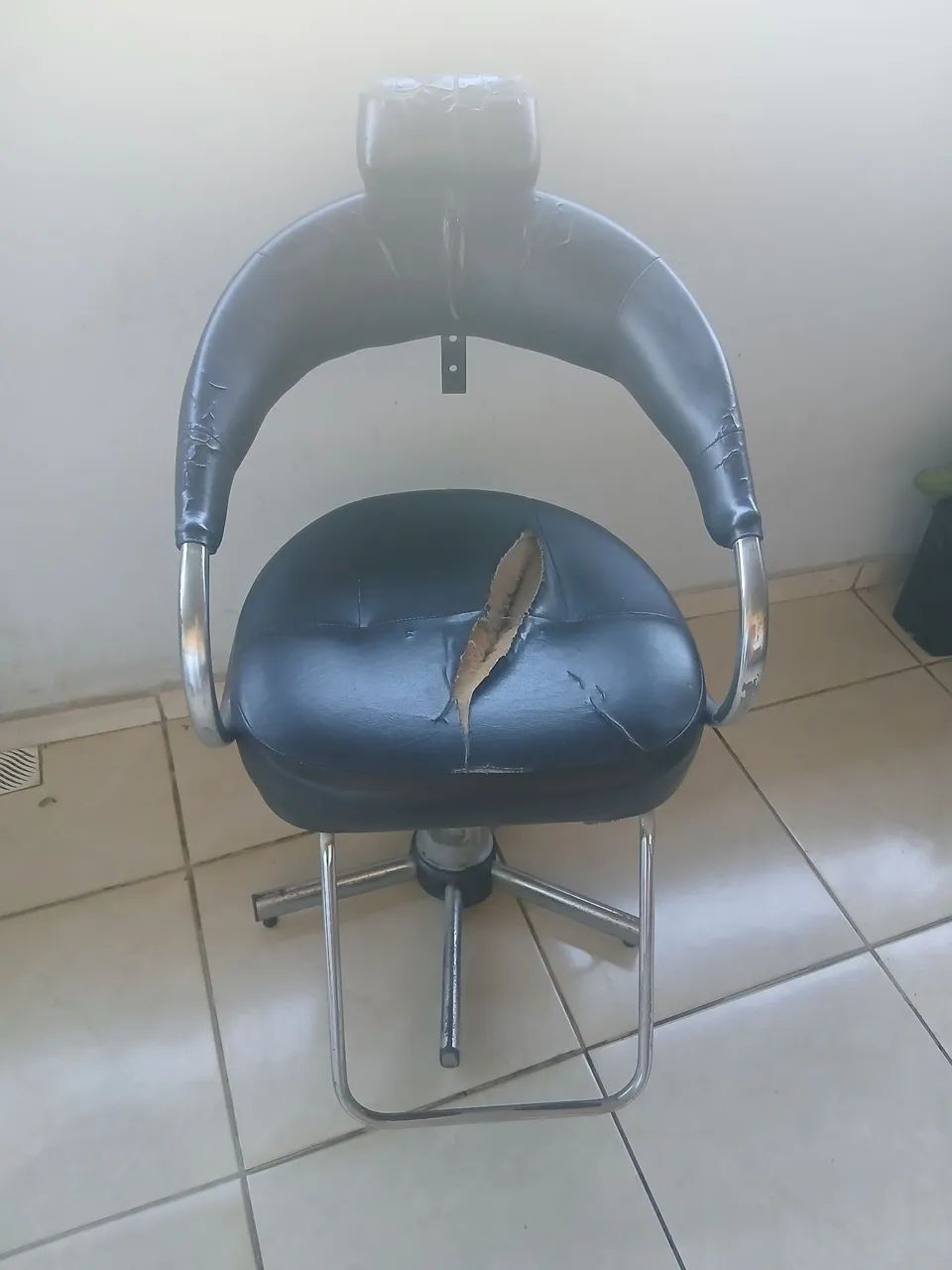 Cadeira de salão com marcas de uso funcionando perfeitamente. - Foto 2