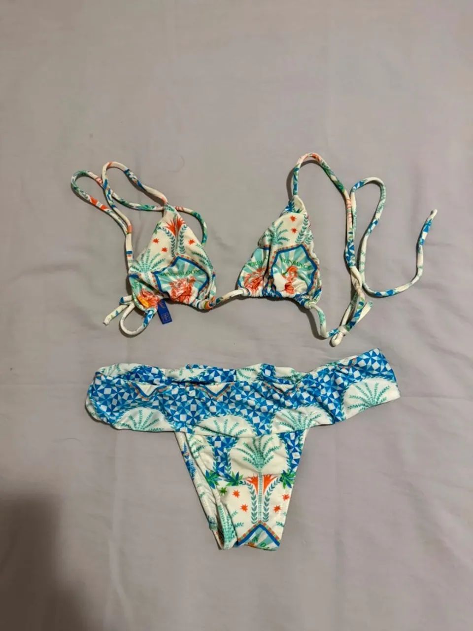 biquini azul branco e laranja