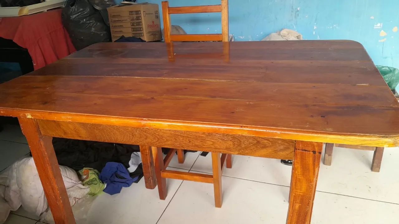 Mesa de madeira maciça com 6 cadeiras novas  - Foto 2