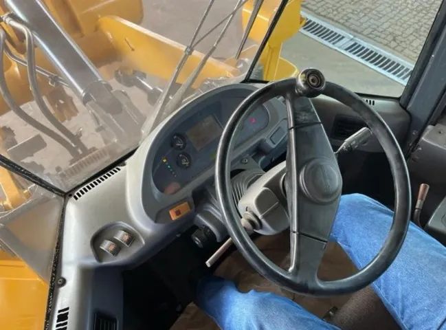 Pá carregadeira Komatsu WA200 ANO: 2011 - Foto 4