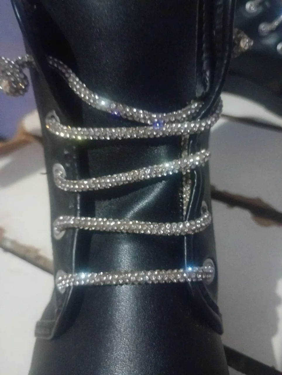 Bota preta com brilhos prata  - Foto 3