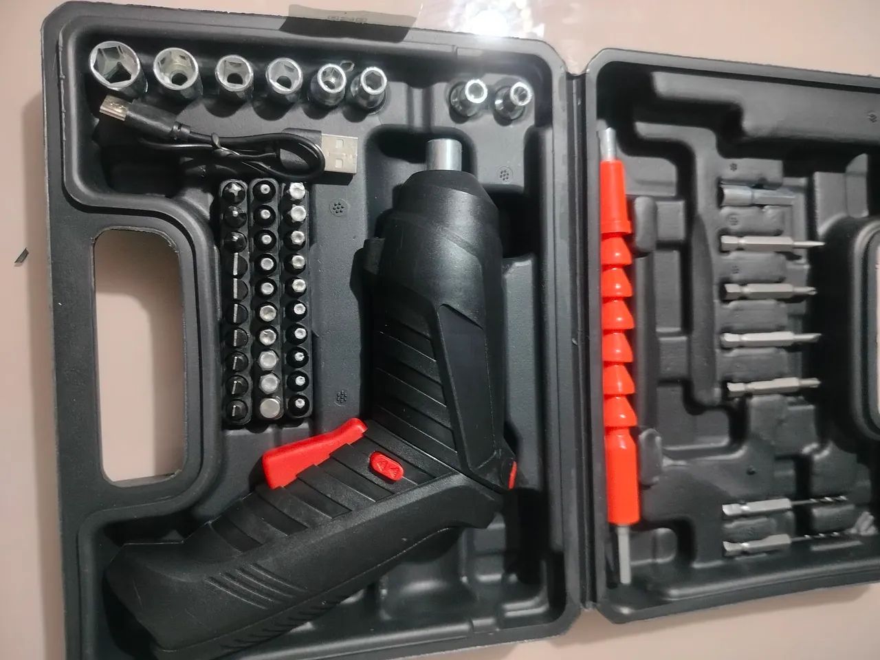 Parafusadeira a bateria com maleta - NOVA - Foto 4