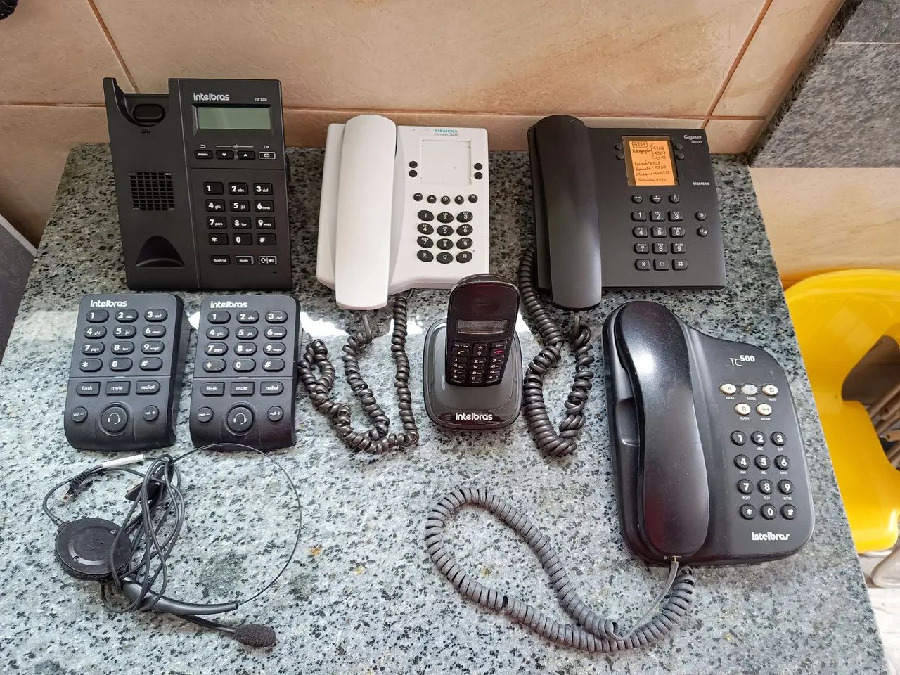 Vendo lote com 16 telefones funcionando, tem modelos diferentes, 13 completos 3 sem cabos. - Foto 5