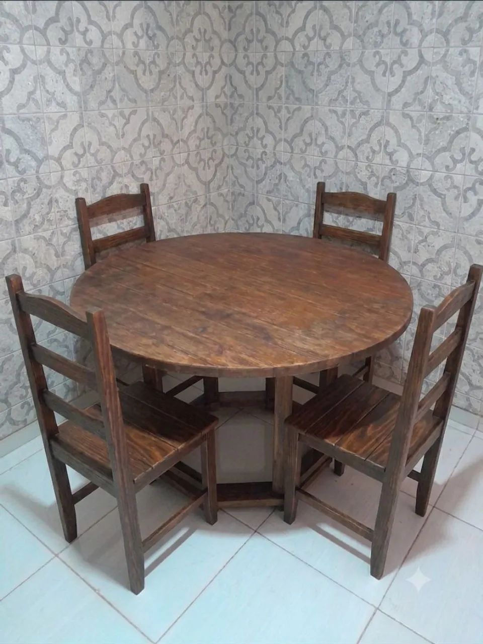 Mesa redonda com 4 cadeiras de madeira maciça 