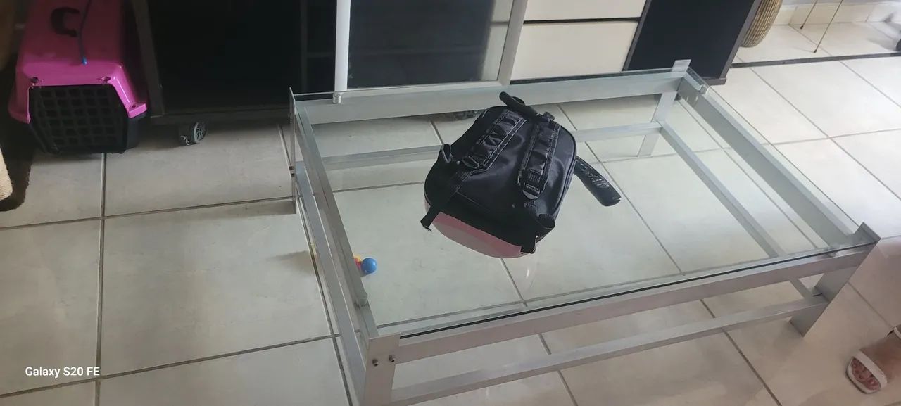 Mesa de sala com vidro e alumínio 