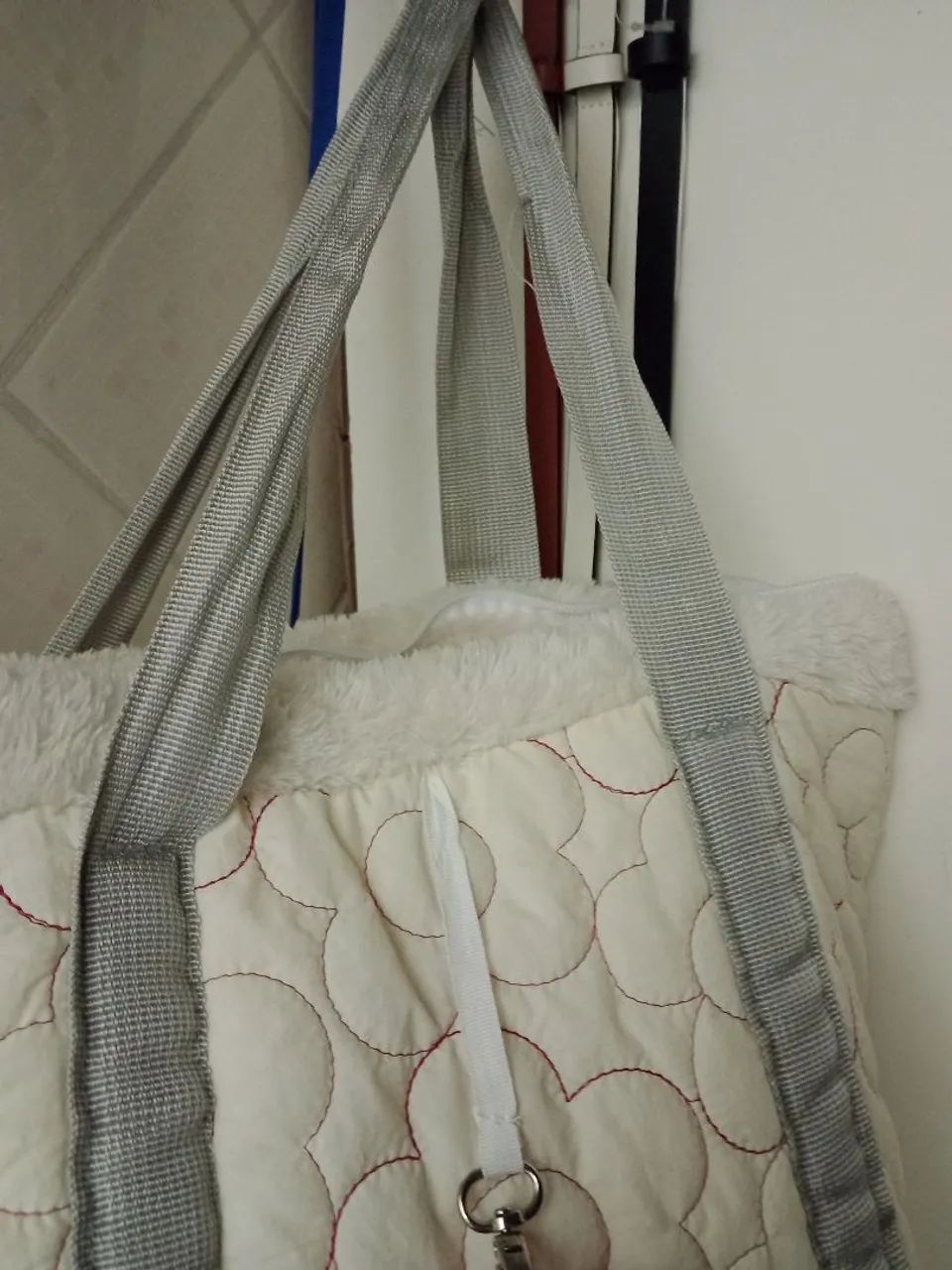 Uma bolsa para pets gato ? ou cachorro ? bem acolchoada e confortável  - Foto 5