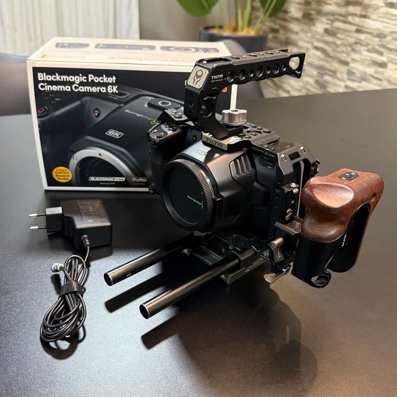 Câmera Blackmagic Pocket 6k - perfeito estado com cage Tilta