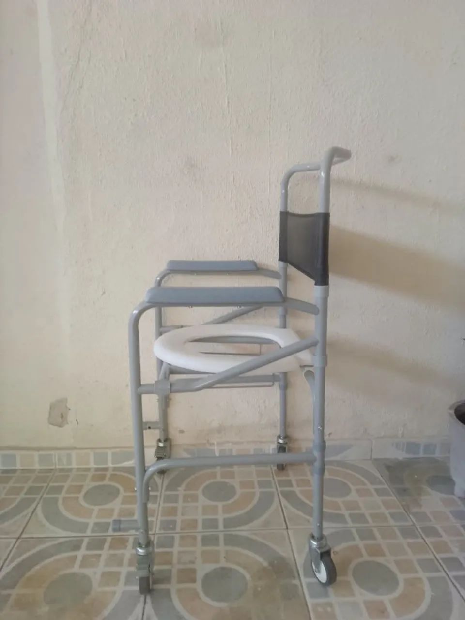 Cadeira de banho semi nova