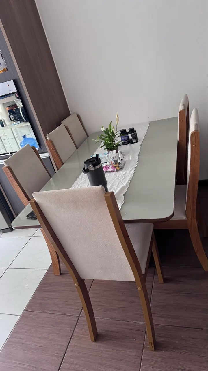 Mesa com 6 cadeiras