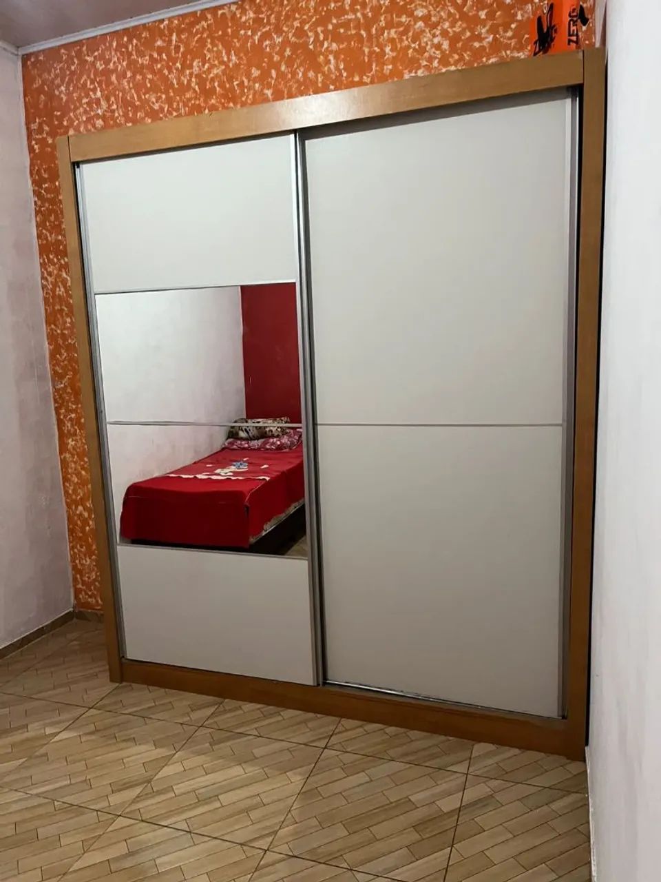 Um guarda roupa de porta de correr e uma cama de solteiro - Foto 2