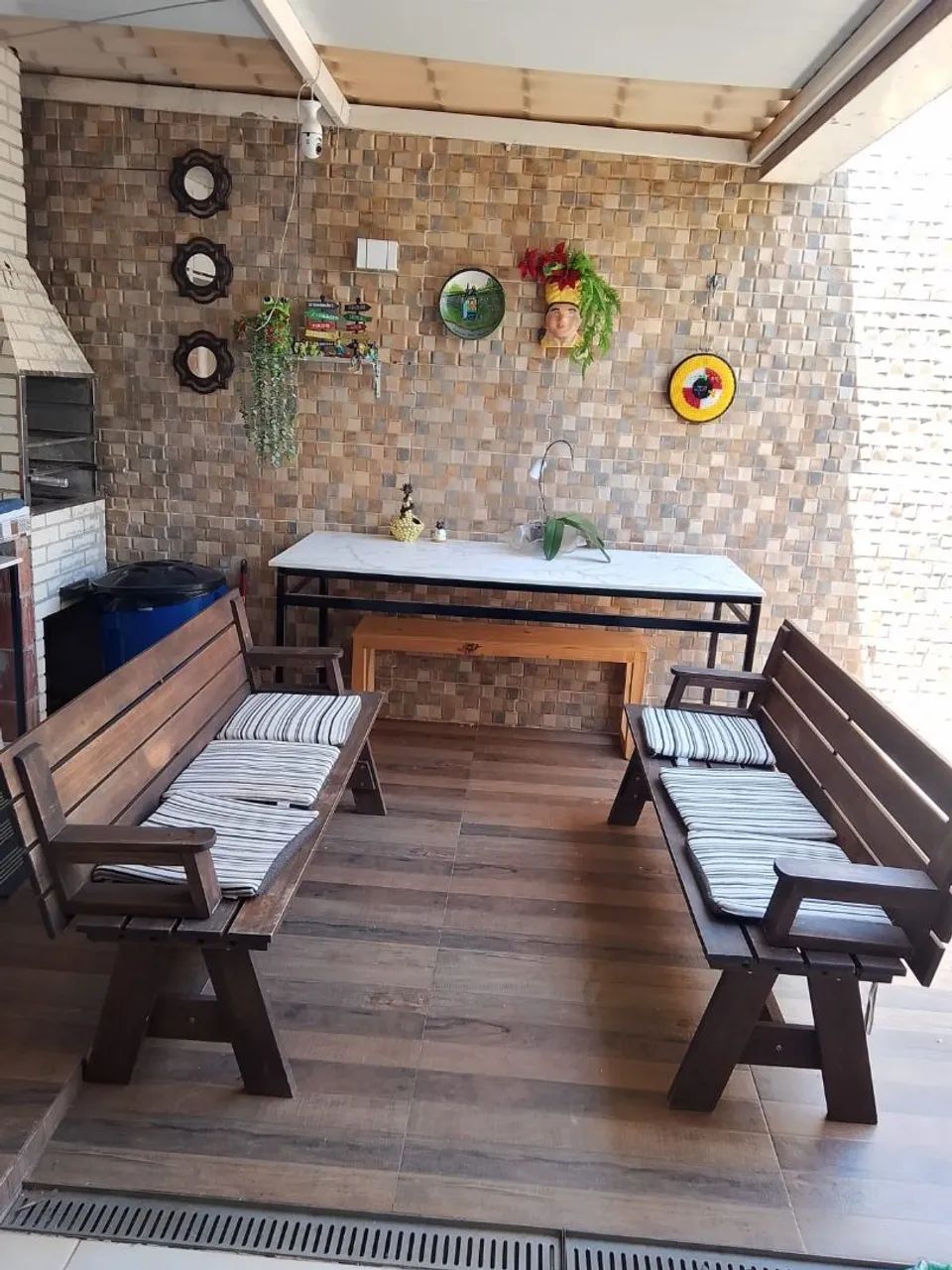 Bancos de madeira que transforma em mesa - Foto 3