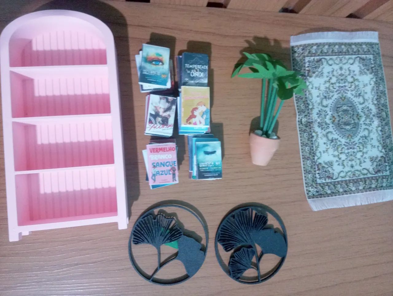 Mini estante com livrinhos e acessórios para casa das bonecas  - Foto 2
