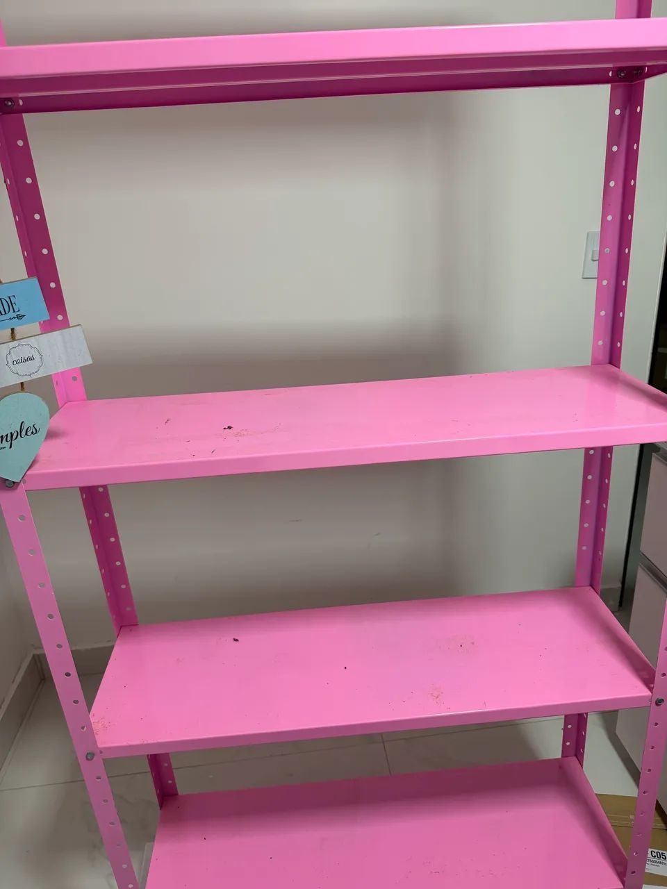 Estante de ferro rosa