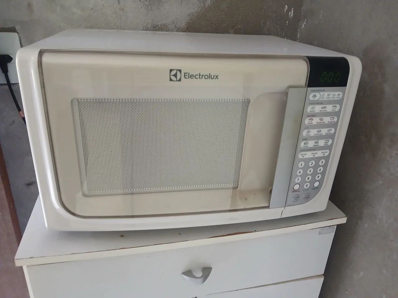 Micro-ondas Electrolux semi novo
