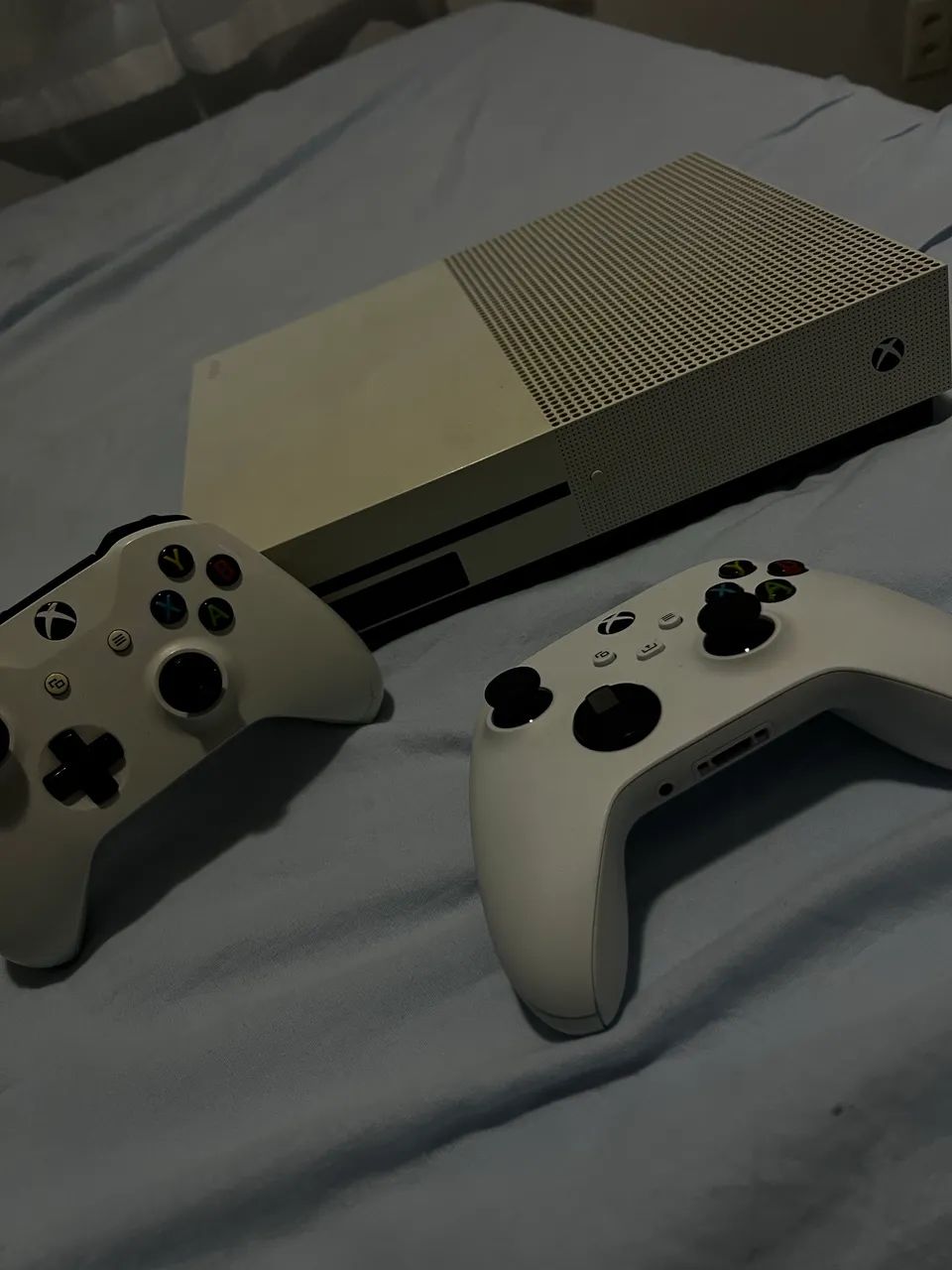 XBOX ONE S - DOIS CONTROLES