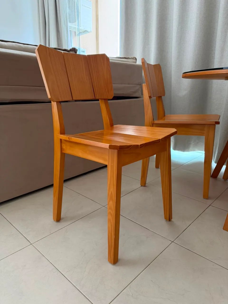 Mesa de madeira redonda com 4 cadeiras