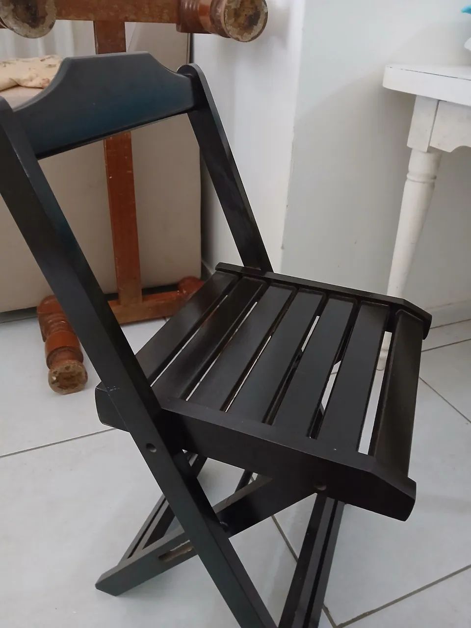 Vendo mesa com 2 cadeiras em madeira - Foto 2