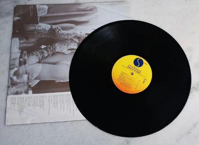 LP Vinil Importado - Madonna - Like a Virgin com encarte - Foto 3
