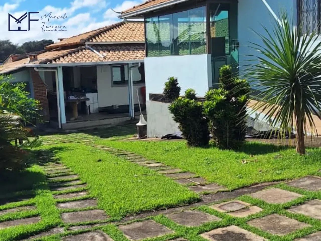 Excelente casa com 04 Quartos em local privilegiado de Florestal/MG
