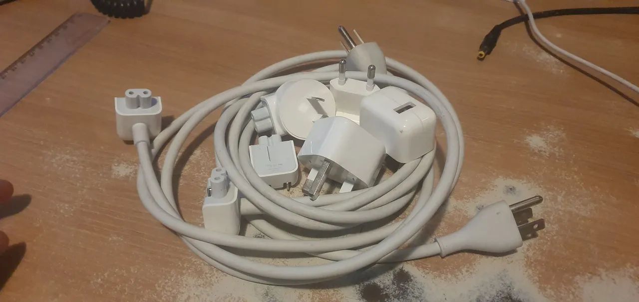 Cabos e conectores originais diversos Apple
