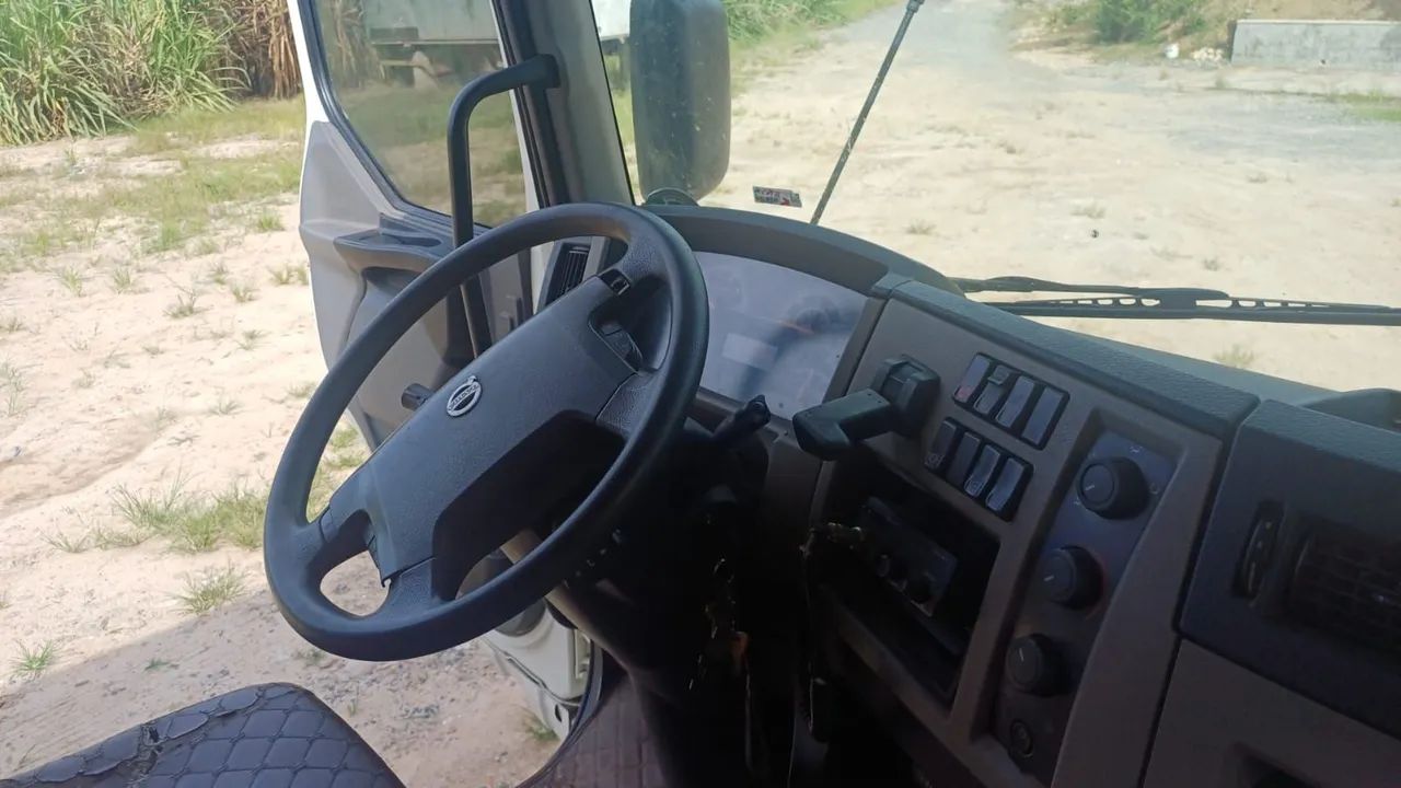 Volvo 330 8×2  - Foto 3