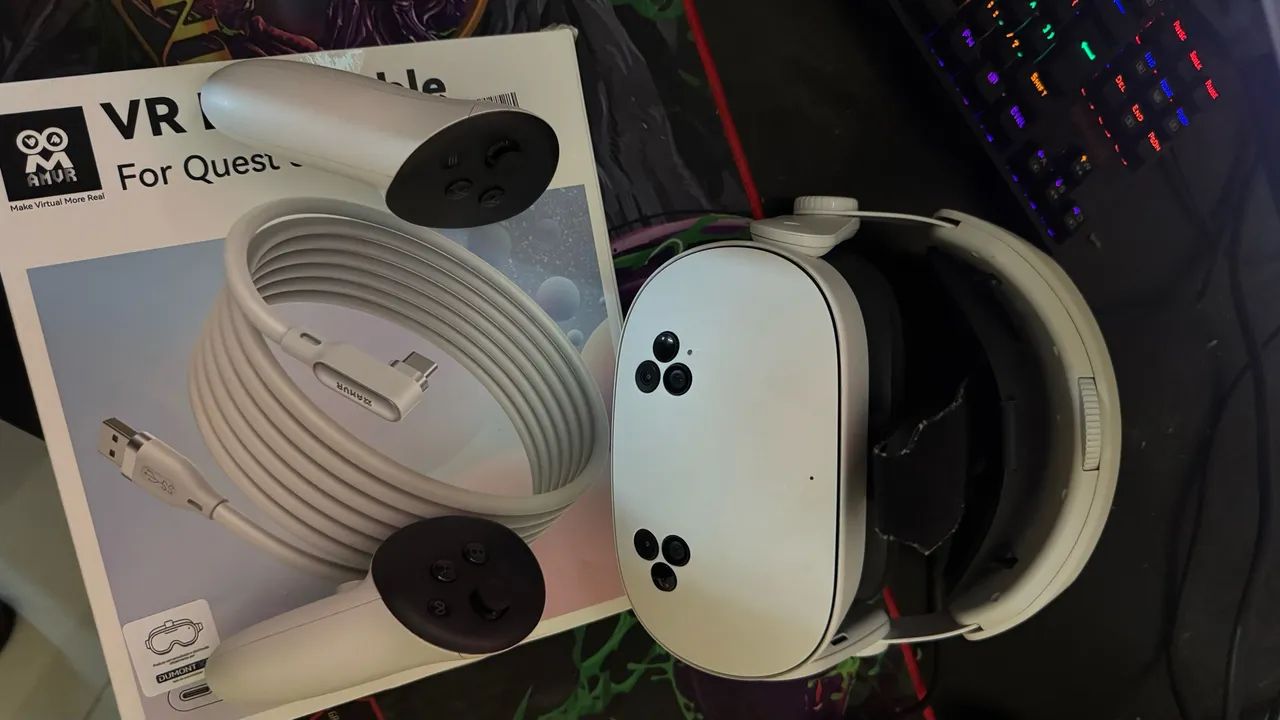 META QUEST 3S - VR COM SUPORTE PRA CABEÇA E CABO LINK