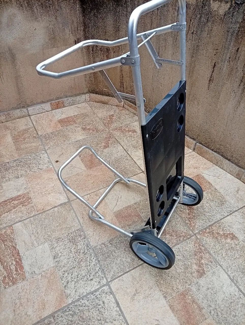Carrinho que vira mesa 