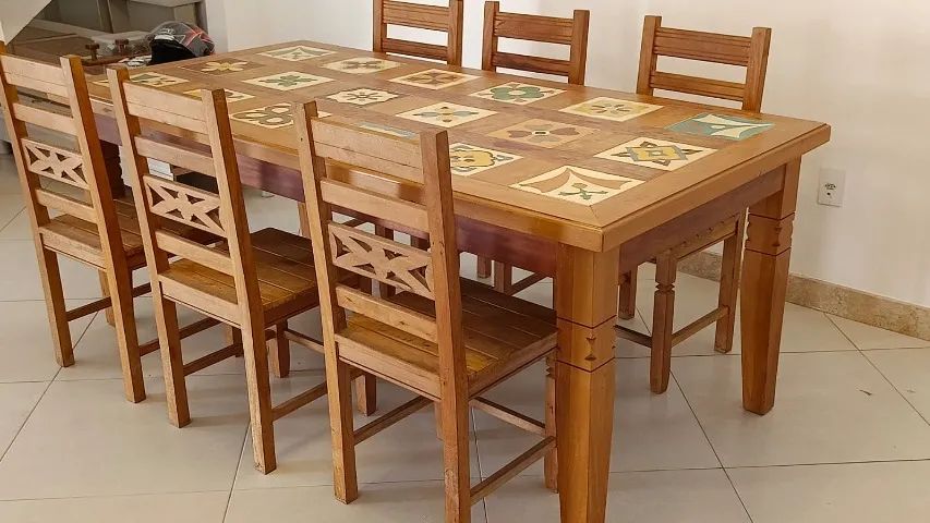 Mesa de jantar decorada com azulejos, com 6 cadeiras - tudo em peroba rosa