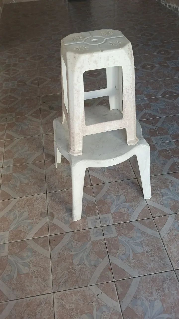 Branquinho + mesinha de plástico (Desapego) - Foto 2