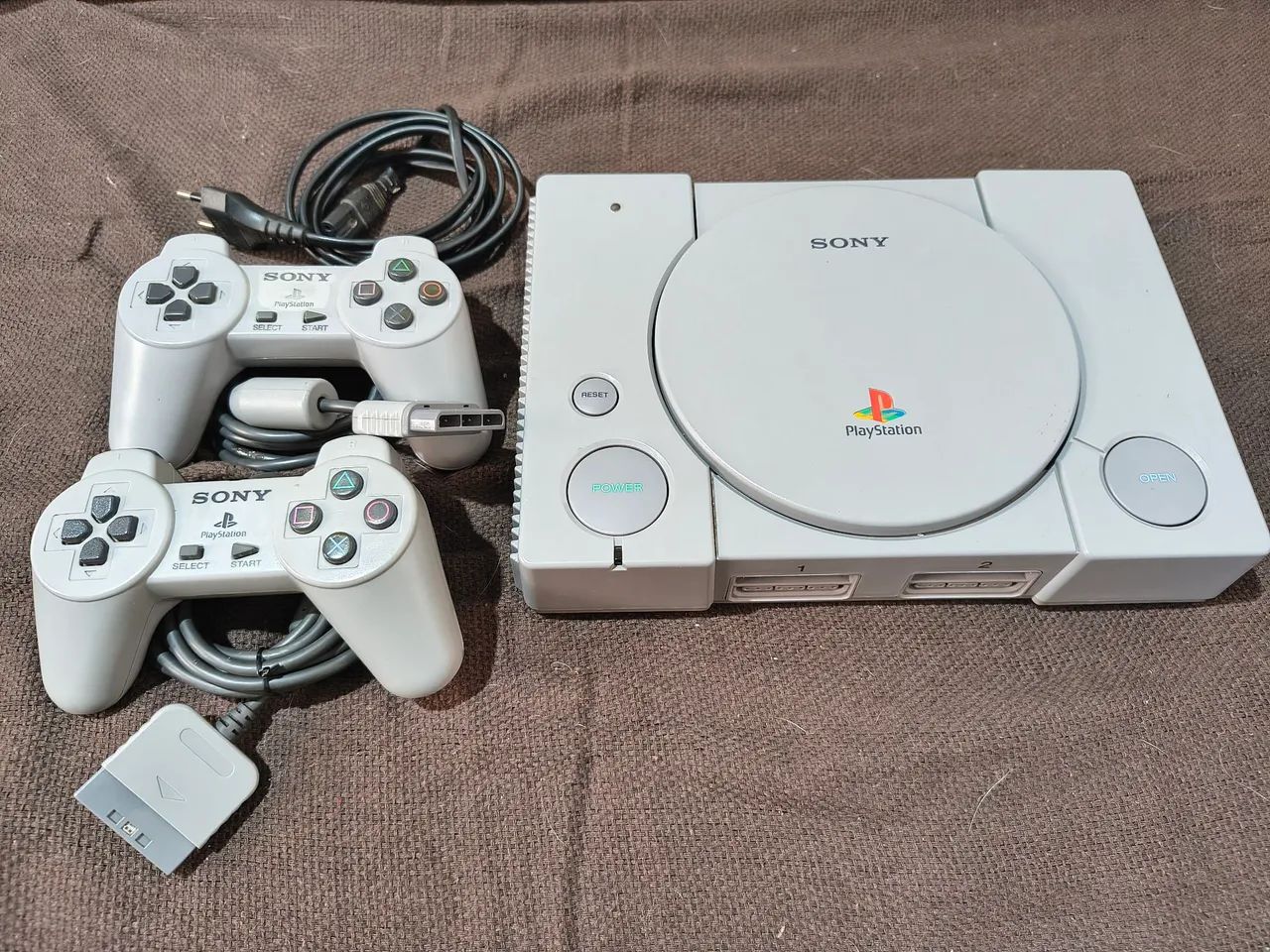 PS1 com dois controles 