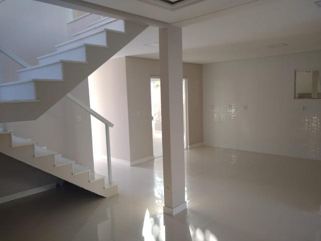 Linda casa com piscina e duas vagas de garagem - Foto 15