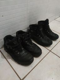 Título do anúncio: 2 pares de botas (usadas)