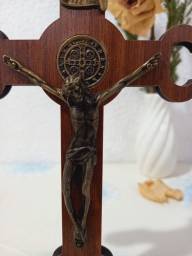 Título do anúncio: Crucifixo de mesa em mdf com medalha de São Bento 18cm