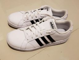 tênis adidas branco com listra preta