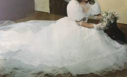 Título do anúncio: Vestido de noiva estilo princesa em organza cristal com bordado e ombreiras de flores