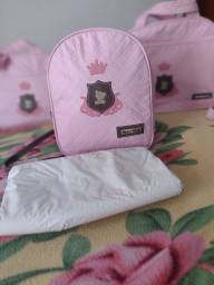 Título do anúncio: Kit bolsa maternidade cor rosa c trocador semi-novo (usado apenas duas vezes)