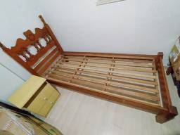 Título do anúncio: Linda cama de madeira cerejeira com cabeceira