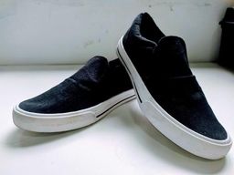 tenis preto com borda branca