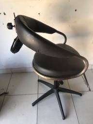 Título do anúncio: Cadeira pra uso de corte de cabelo e espelho!