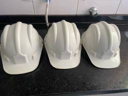 Título do anúncio: 3 capacetes para obras