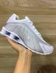 Título do anúncio: Tênis Nike Shox R4 Branco e Cinza 