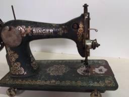 Título do anúncio: Máquina de costura Singer antiga - funcionando