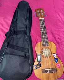 Título do anúncio: Kit ukulele shelby soprano Su21m + capa + afinador + 3 palhetas. 