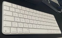 Título do anúncio: Apple Keyboard com Touch ID com Layout português (PT, com cedilha e til) !!!!!